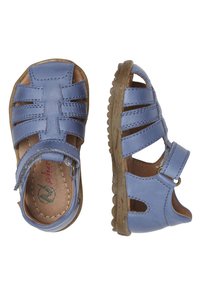 Modré kožené sandály s otevřenými popruhy, nastavitelnou sponou a strukturovanou podrážkou. Mají zaoblenou špičku a odolné švy.