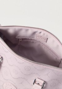 Világos rózsaszín kézitáska sima felülettel, cipzáras nyitással, belső zsebbel és ismétlődő 'Saint Germain' logó mintázattal.