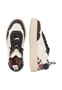 Sneaker marroni e bianchi con suede e pelle texture, dotati di lacci neri e un motivo camouflage rosa sul tallone. Suola in gomma.