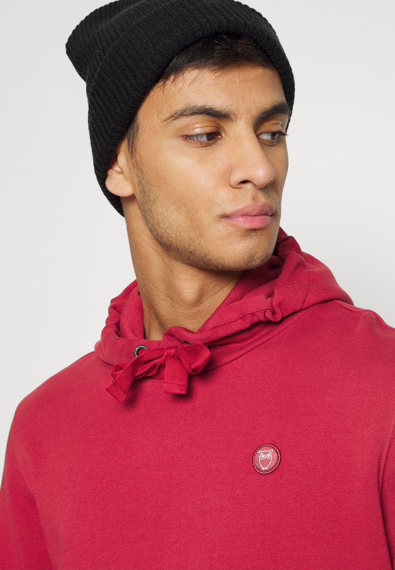 Herren Kapuzenpullover | KnowledgeCotton Apparel ELM HOOD BADGE VEGAN Kapuzenpullover garnet/rot - SM35588 Herren Kapuzenpullover | KnowledgeCotton Apparel ELM HOOD BADGE VEGAN Kapuzenpullover garnet/rot - SM35588