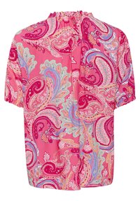 Blusa a maniche corte in tessuto rosa caratterizzata da un vivace motivo paisley con forme ondulate, texture e dettagli di scollo arricciato.
