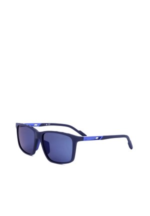 Occhiali da sole rettangolari blu scuro con lenti sfumate e aste sottili con accenti azzurri su sfondo bianco.