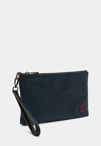 Marinebl�å lynlåse clutch lavet af glat materiale, med et sort håndledsrem og et lille rødt logo på forsiden.