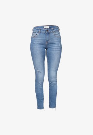 Heledad sinised kitsad teksad, millel on kulumine, pudenenud äärted ja kõrge vöökoht, kus on ees ja taga taskud.