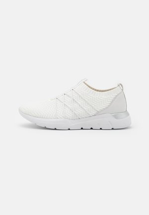 Trainers - white