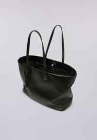 Bolso tote de cuero verde con dos asas, un bolsillo con cremallera en el interior y una textura suave; presenta acentos de hardware en plata.