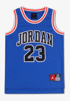 Blauw mouwloos basketbalshirt met "JORDAN" en nummer 23 in zwart en wit, met een rood-wit gestreepte kraag en armsgaten.