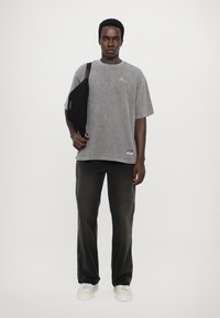 Evisu RONT PANEL - Traperice opuštenog kroja - black