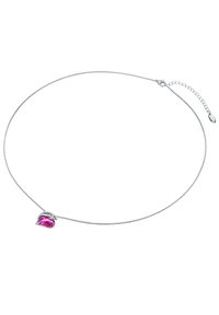 Sølv kædetrøje med en pink dråbeformet sten, forsynet med en løkke detajle nær ved pendanten. Glat tekstur med et minimalistisk design.