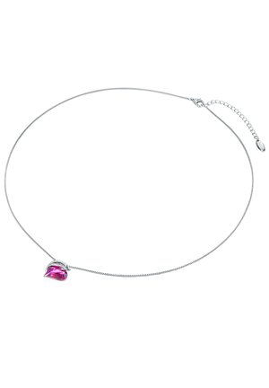 Sølv kædetrøje med en pink dråbeformet sten, forsynet med en løkke detajle nær ved pendanten. Glat tekstur med et minimalistisk design.