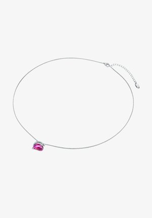 Sølv kædetrøje med en pink dråbeformet sten, forsynet med en løkke detajle nær ved pendanten. Glat tekstur med et minimalistisk design.