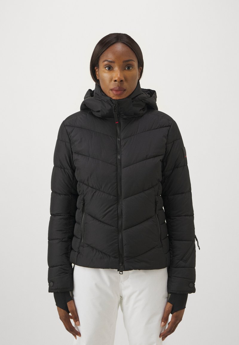 Μαύρο μπουφάν φουσκωτό με κουκούλα, με καπιτονέ σχέδιο, μπροστινό φερμουάρ και μαύρους κυματιστούς. Ελαφρύ υλικό με λεία υφή.