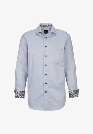 Camicia azzurra a fantasia con maniche lunghe, bottoni neri e taschino sul petto; presenta un motivo floreale a contrasto su polsini e colletto.