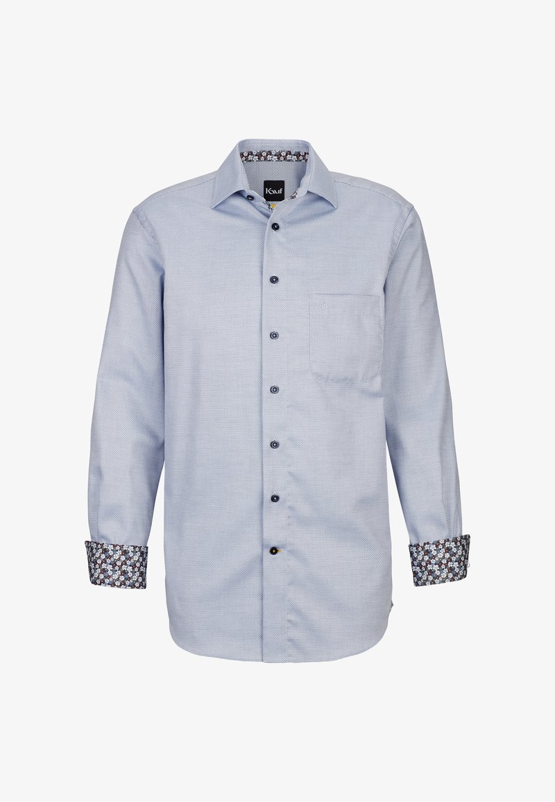 Camicia azzurra a fantasia con maniche lunghe, bottoni neri e taschino sul petto; presenta un motivo floreale a contrasto su polsini e colletto.