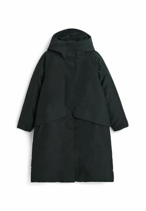 Musta, huppuinen talvitakki, jossa on rento fit, edessä nappilistat, kaksi sivutaskua ja sileä, matta kangas.