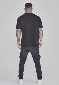 SIKSILK Basic T-shirt - black