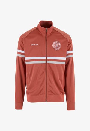 Czerwona sportowa kurtka na zamek błyskawiczny z białymi poziomymi paskami i logo na piersi. Posiada kieszenie i ściągacze na mankietach. Wykonana z gładkiego, lekkiego materiału.