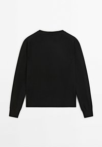 Pull en maille noire avec des manches longues, un col rond et un ourlet court. Le tissu semble lisse et léger, sans motifs visibles.