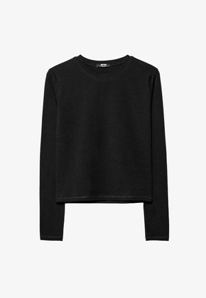 Maglietta nera a maniche lunghe realizzata in morbido cotone, con scollo rotondo e una vestibilità leggermente accorciata. Texture liscia con cuciture visibili.