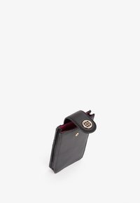 Custodia per telefono in pelle nera con parte superiore arrotondata, chiusura a pulsante in metallo dorato e interno bordeaux a contrasto. Design compatto e rettangolare.