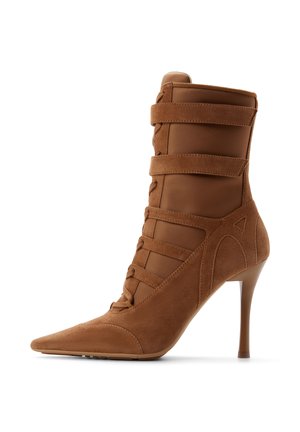 Brauner Wildleder-Stiefelette mit hohem Absatz, spitzer Zehenpartie, Schnürung vorne und drei horizontalen Riemen um den Schaft.