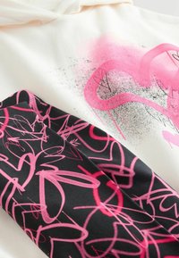 Next REGULAR FIT - Kapuzenpullover - ecru pink graffiti