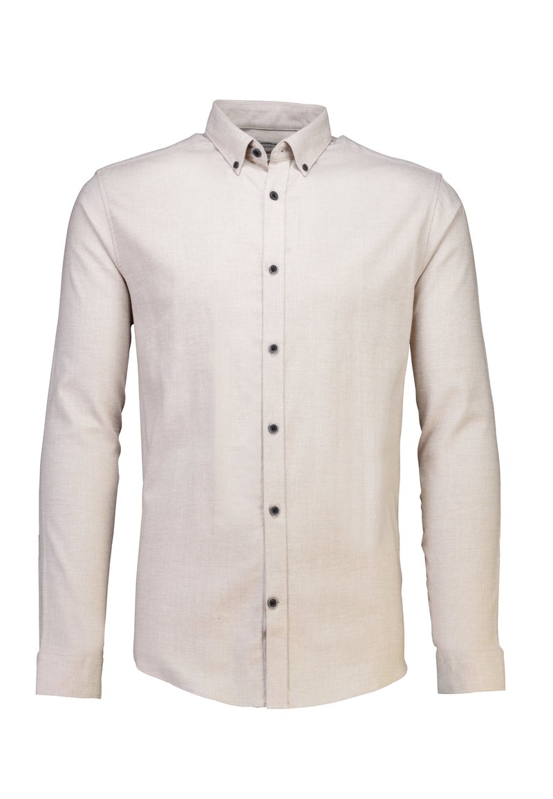 Camisa de botones de manga larga color beige claro, hecha de una tela suave, con un cuello estándar, botones al frente y un dobladillo recto.