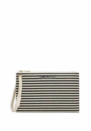 Clutch rettangolare a righe bianche e nere con cinturino da polso in corda e logo argento "TWINSET", chiusura superiore con zip.