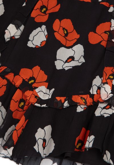 Tessuto nero con stampa di fiori di papavero rossi e bianchi e bordi arricciati.