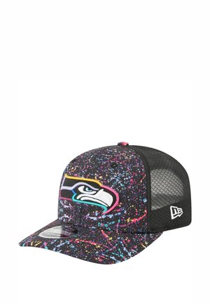 Casquette noire avec un motif éclaboussures en rose, bleu et jaune. Présente un logo brodé des Seahawks à l'avant et un dos en maille.
