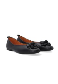 Schwarze Ballerinas aus Leder mit einer floralen Applikation an der Spitze, glatter Textur und einem niedrigen, runden Absatz. Die Innenseite hat ein kontrastierendes braunes Finish.