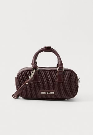 Tmavě hnědá texturovaná kožená kabelka s dvojitými uchy, odnímatelným popruhem a stříbrnou destičkou s logem "Steve Madden" na přední straně.