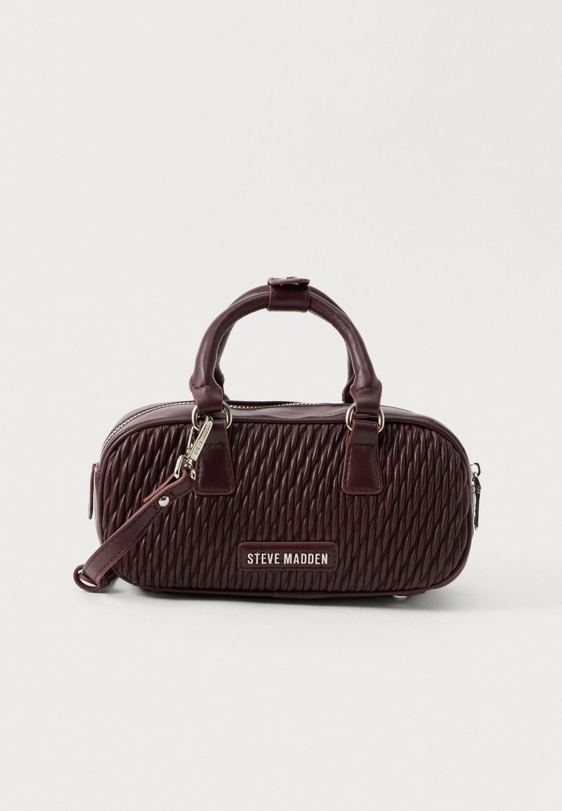 Pasta de mão em couro texturizado castanho escuro com alças duplas, alça destacável e placa prateada com o logótipo "Steve Madden" na frente.