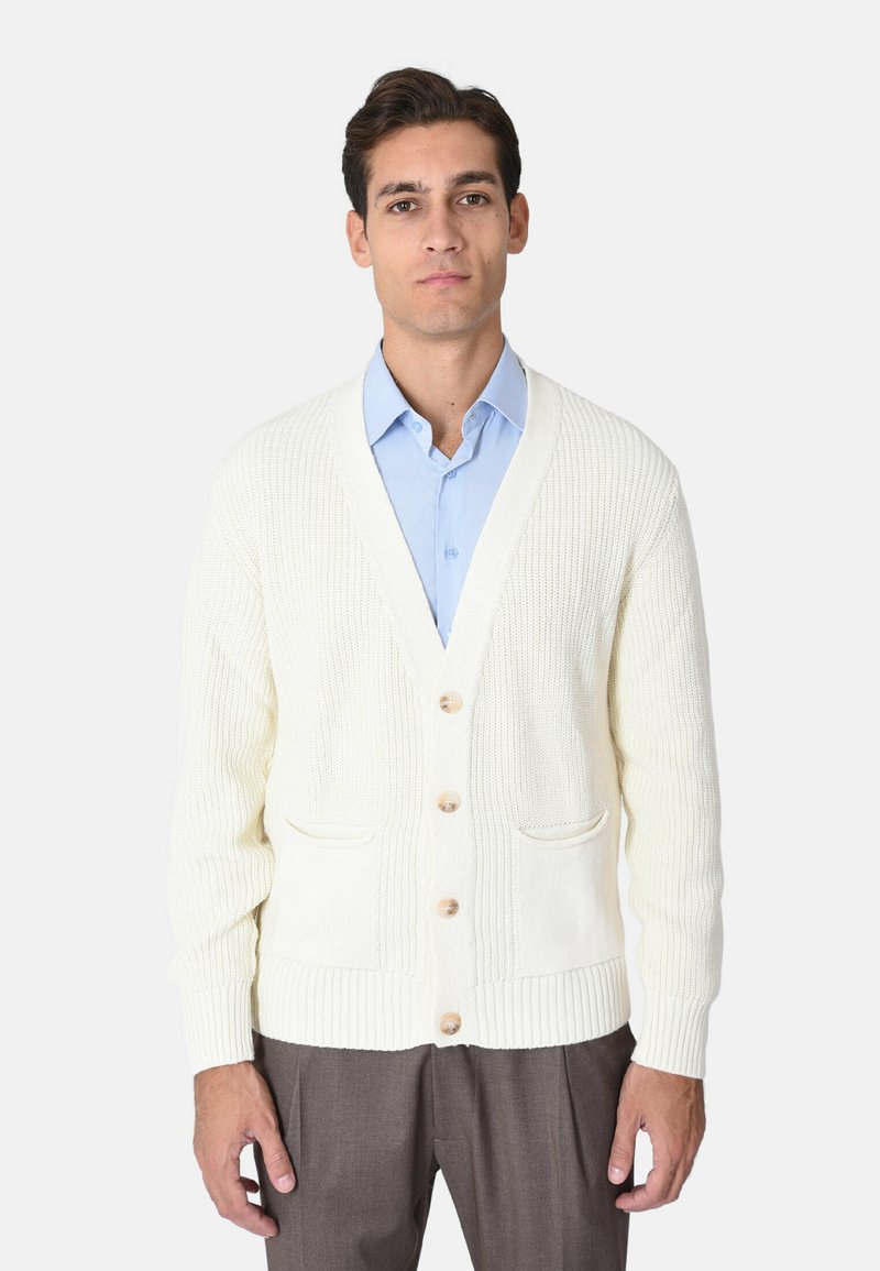 Cardigan lavorato a maglia color crema con scollo a V, polsini a coste e due tasche frontali. Presenta bottoni in legno e un motivo testurizzato.