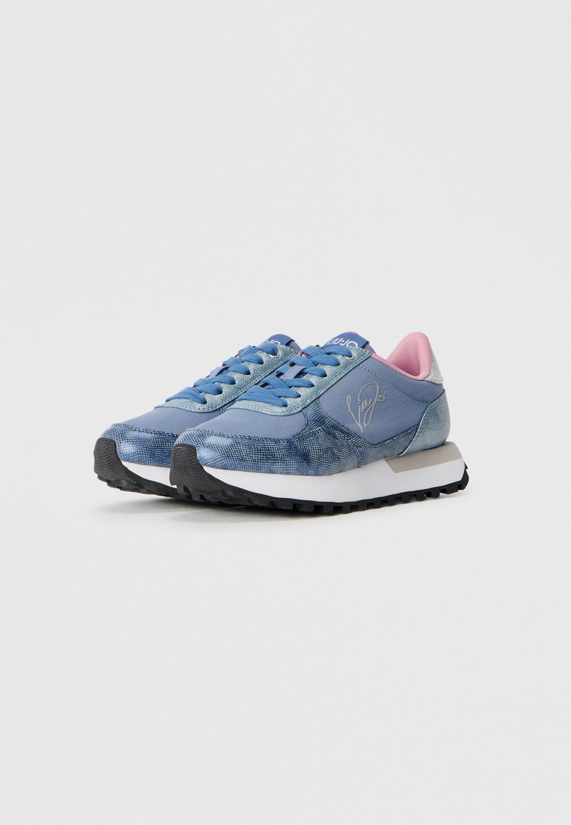 Blauwe sneakers met een gestructureerde bovenkant, voorzien van roze accenten, een vetersluiting aan de voorkant, en een witte tussenzool met een zwarte buitenzool.