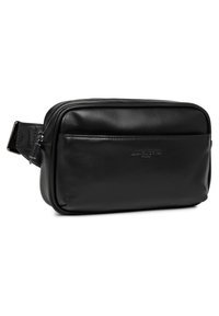 Pochette en cuir noir avec une texture lisse, de forme rectangulaire et fermeture éclair sécurisée. Comprend une poche avant et une sangle réglable.