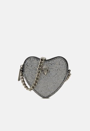 Herzförmige schwarze Netz-Tasche mit silberner Kettenriemen und kleinem muschelförmigen Metallemblem vorne.