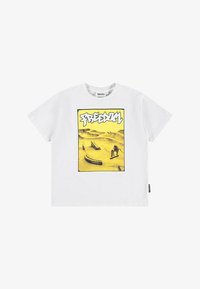 Camiseta de algodón blanca con un estampado gráfico amarillo de un patinador y el texto "LIBERTAD" en negro, con mangas cortas y cuello redondo.