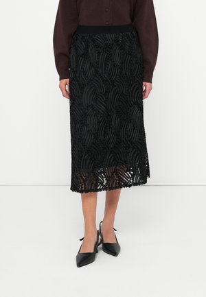 Jupe midi noire avec des motifs de feuilles texturés en couches et des bords froncés. Présente une taille ajustée et un tissu léger et fluide.