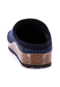 Scarpa slip-on in felt navy con suola in sughero testurizzata e rifiniture nere. Design arrotondato, con interno imbottito per il comfort.