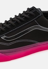 Vans OLD SKOOL UNISEX - Joggesko - sour power/hot pink