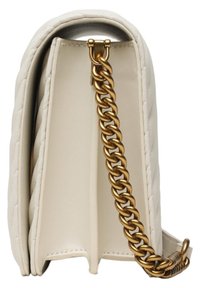 Borsa a spalla in pelle color crema con design trapuntato, strap in catena dorata e silhouette arrotondata. Comparti doppi visibili.