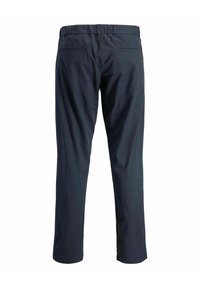 Navyblauwe rechte broek met elastische tailleband en twee achterste paspelzakken, gezien vanaf de achterkant.