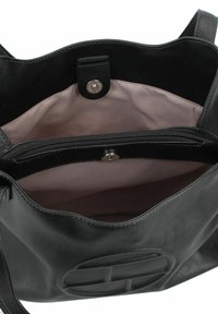 Borsa a mano in pelle nera con esterno testurizzato, apertura superiore e foderatura in tessuto rosa chiaro. Presenta una tasca con zip e chiusura a scatto.
