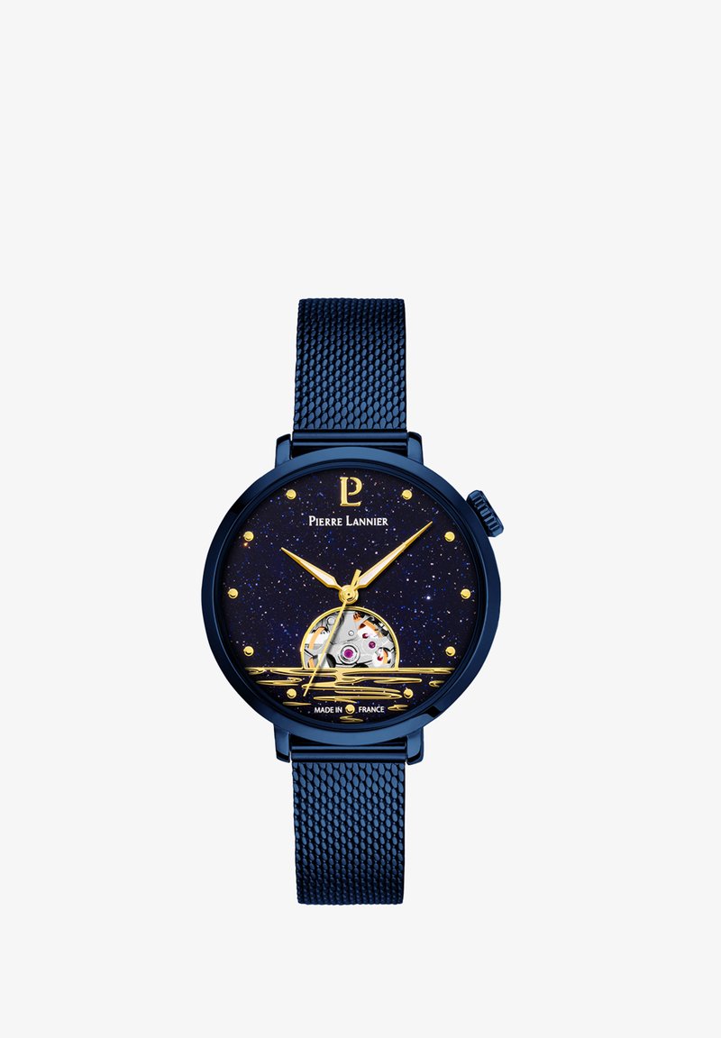 Reloj metálico azul con una esfera de noche estrellada, acentos dorados y un movimiento expuesto. Presenta una correa de malla y una caja redonda.