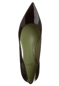 Černý lakovaný lodička s špičatou špičkou a hladkým povrchem. Vnitřní část obsahuje světle zelenou stélku se stříbrnými detaily.