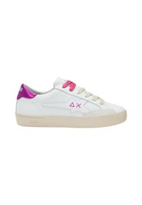 Sneaker in pelle bianca con accenti rosa, tra cui lacci e linguetta del tallone. Presenta un motivo testurizzato sul tallone e una suola in gomma.