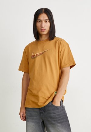 Nike Sportswear TEE - Camiseta estampada - flax