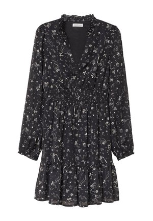 Robe longue noire à manches longues avec un imprimé floral blanc, cœurs et rubans, taille smockée, col et ourlet à volants, et un col en V profond.