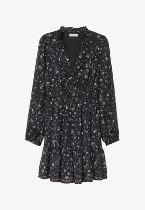 Robe longue noire à manches longues avec un imprimé floral blanc, cœurs et rubans, taille smockée, col et ourlet à volants, et un col en V profond.